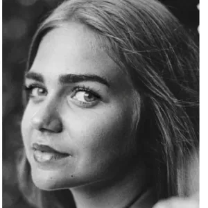 Étudiante ayant un diplôme d'éducatrice et d'aide soignante 