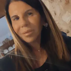 Addetta alle pulizie Mantova attenta ai dettagli.