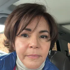 Femme sérieuse véhiculée pour aide et services