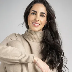 Chica joven para cuidar perros