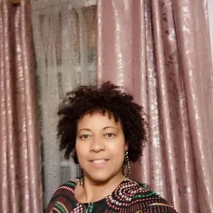 Faço  limpeza  ao domicilio,acompanhante e idodos