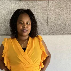 Empregada de limpezas; cuidadora de criança 