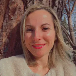 Aide à domicile souriante à Frejus