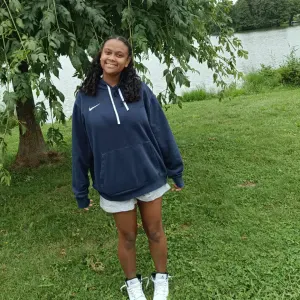 Baby silteuse qui aime passer du bon temps avec les enfants