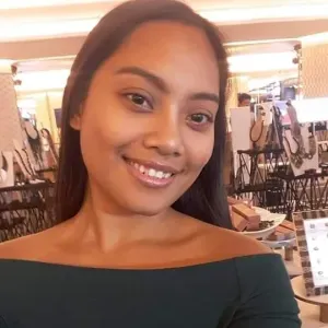 Petsitter or babysitter girl in Paris