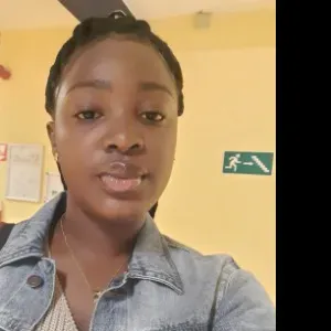 Esther, étudiante, aide aux seniors