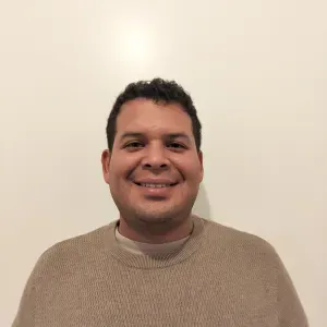 Buen cuidador de mascotas en París.