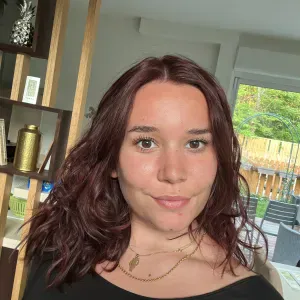 Baby-sitter souriante et bienveillante disponible