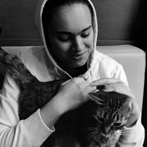 Câlins, jeux et croquettes garantis pendant votre absence ! 