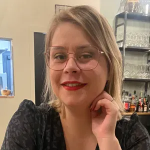 Femme de ménage aux petits soins pour vous.