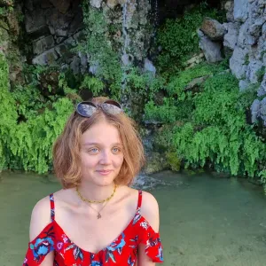 Baby-sitter douce et dynamique à Villars - août 2026