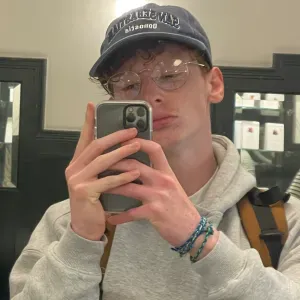 Jeune animateur plein de vie pour vos proches âgés