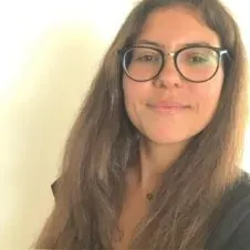 Baby-sitter aux mains chargées 