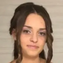 ragazza che offre servizi di babysitter e aiuto compiti