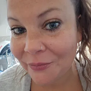 Auxiliaire de vie qui travaille avec le coeur