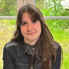 Étudiante qui donne des cours de maths et physique