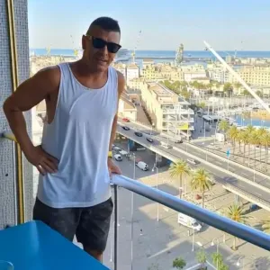 Uomo molto gentili di compagnia
