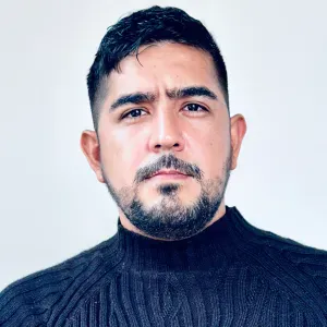 Empleado de limpieza dispuesto a darte una ayuda en tu hogar