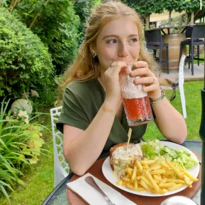 Baby-sitter rigolote et dévouée sur Chaumont ! 
