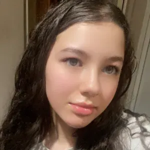 Jeune baby-sitter attentionnée et disponible