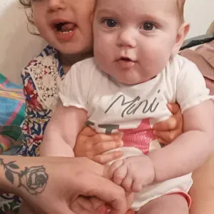 Guardare 2 bimbe una di 8 mesi e una di 2 anni