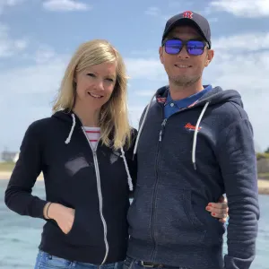 Recherche une personne pour la sortie d'école.