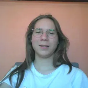 Baby sitter douce et jeune , qui aime les enfants!