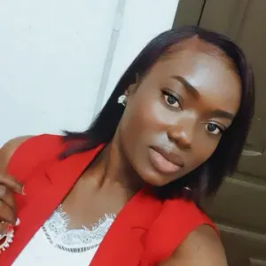 Baby sitter bonheur des enfants et creatrice de sourires. 