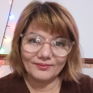 Empregada de limpeza e arrumação do lar