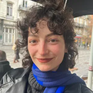 Ici Lucie, prête à chouchouter vos animaux :) 