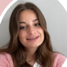 Baby-sitter fun et créatrice de sourires