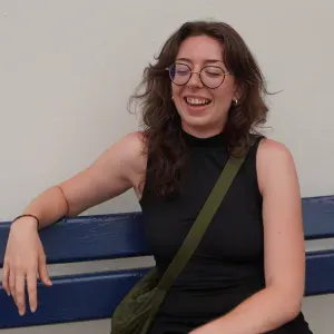 Baby-sitter expérimentée disponible dès maintenant