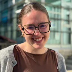 Baby-sitter expérimentée et souriante