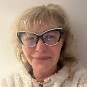 Mujer de limpieza media jornada laboral 