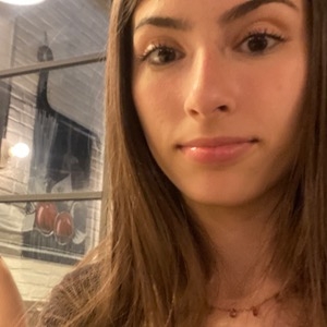 Adriana, me ofrezco a cuidado de niños, ancianos y perros