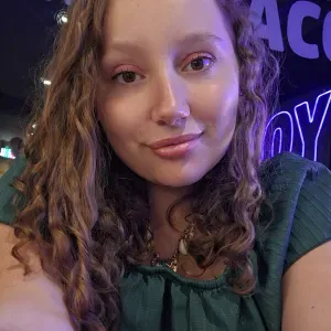 Marie, 20 ans, ménage avec sérieux et toujours le sourire 