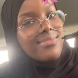 Jeune motivée pour tâches ménagères