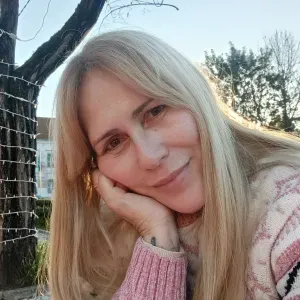 Cuidadora de idosos atenciosa, responsável e dedicada