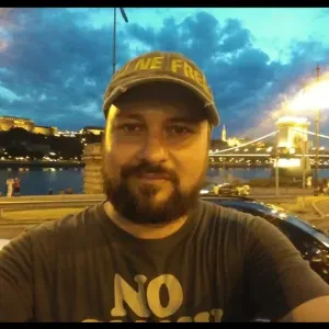 Cerco persona pulizia negozio centro a Prato due ore