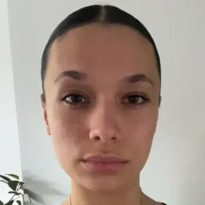 baby-sitter travaillant en crèche 