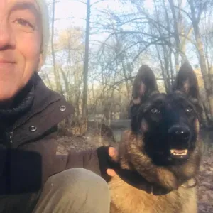 Intervenant en médiation canine garde promenade soin