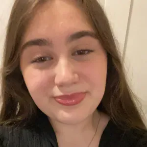 Engagierte Tutorin die das Lernen einfacher macht