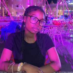 Jeune étudiante qui cherche un job d'été avec les enfant.