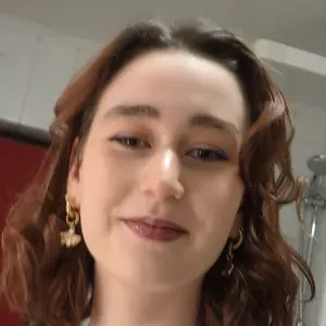 Jeune étudiante qui a besoinde travail