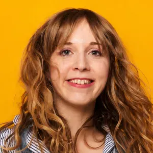 Votre super héroïne du babysitting, souriante et musicale