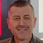 Chimiste à la retraite avec expérience dans les cours.