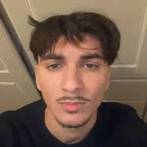 Étudiant prêt à se démener pour rendre propre votre maison