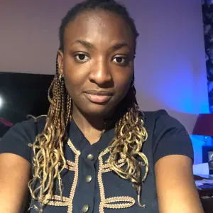 Baby-sitter disponible le week-end à Blois 