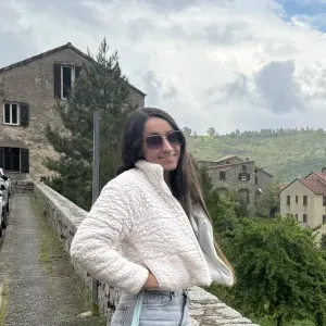 Señora de limpieza responsable 