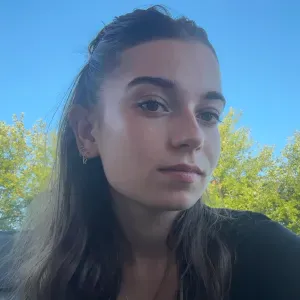 Baby-sitter motivée et sérieuse disponible 